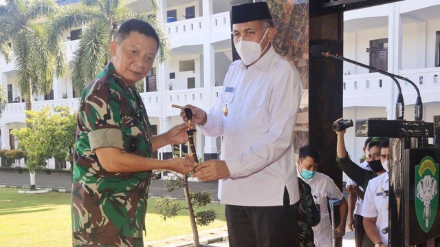Nova Iriansyah (kanan) bersama Mayjen Achmad Marzuki saat momen akhir tugasnya sebagai Pangdam Iskandar Muda, Desember 2021. Foto: Humas Aceh 