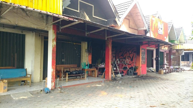 Garis polisi di ruko di kawasan Babarsari, Kabupaten Sleman, sudah dicopot pada Selasa (5/7/2022). Foto: Arfiansyah Panji Purnandaru/kumparan
