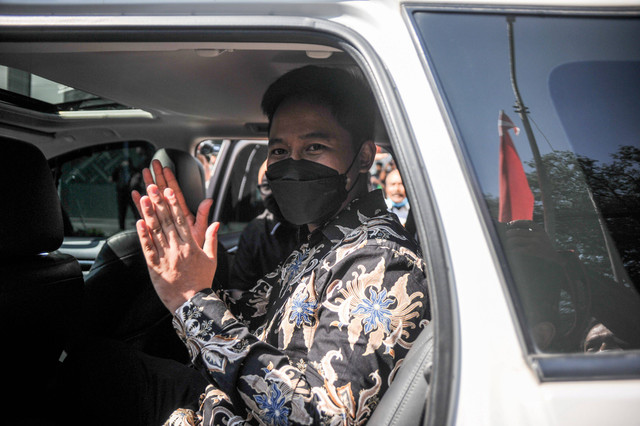 Tersangka kasus penipuan investasi opsi biner Quotex Doni M. Taufik alias Doni Salmanan tiba di Kejaksaan Tinggi Jawa Barat, Bandung, Jawa Barat, Selasa (5/7/2022). Foto: Raisan Al Farisi/Antara Foto