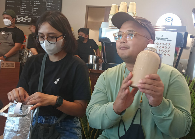 Andanu Prasetyo, Owner Toko Kopi Tuku, saat menunjukkan kopi dalam kemasan botol literan. Foto: Masruroh/BasraBasra