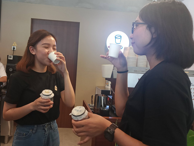 Tren konsumsi kopi di kalangan anak Surabaya terus meningkat. Foto: Masruroh/Basra