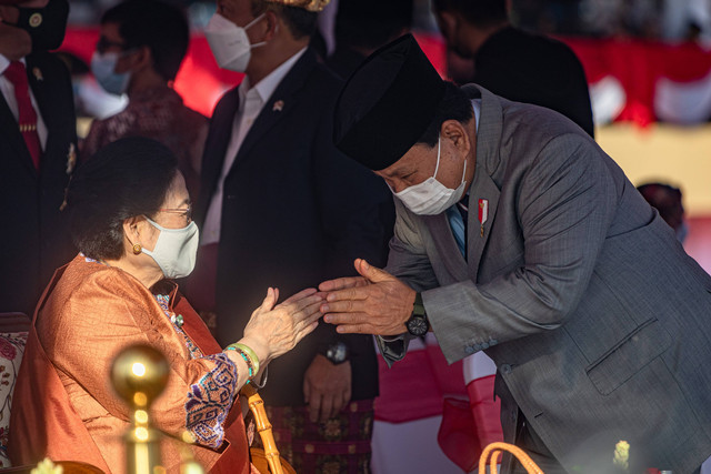 Presiden ke-5 RI Megawati Soekarnoputri (kiri) bersalaman dengan Menteri Pertahanan Prabowo Subianto (kanan) saat menghadiri Upacara HUT Ke-76 Bhayangkara yang dipusatkan di Kampus Akademi Kepolisian, Semarang, Jawa Tengah, Selasa (5/7/2022). Foto: Aji Styawan/ANTARA FOTO