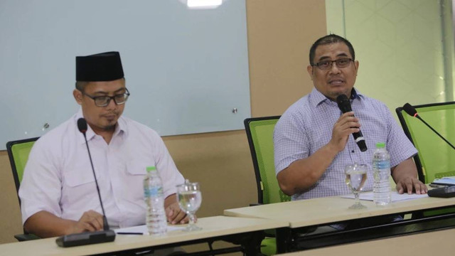 Presiden Aksi Cepat Tanggap (ACT) Ibnu Khajar (kanan) dan Dewan Syariah ACT Ustaz Bobby Herwibowo (Kiri) dalam sesi konferensi pers di Kantor ACT, Menara 165, Jakarta Selatan, Senin (4/7/2022).