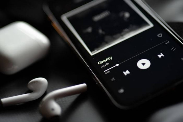 Ilustrasi Lagu Barat Enak Didengar. Foto. dok. Filip (Unsplash.com)