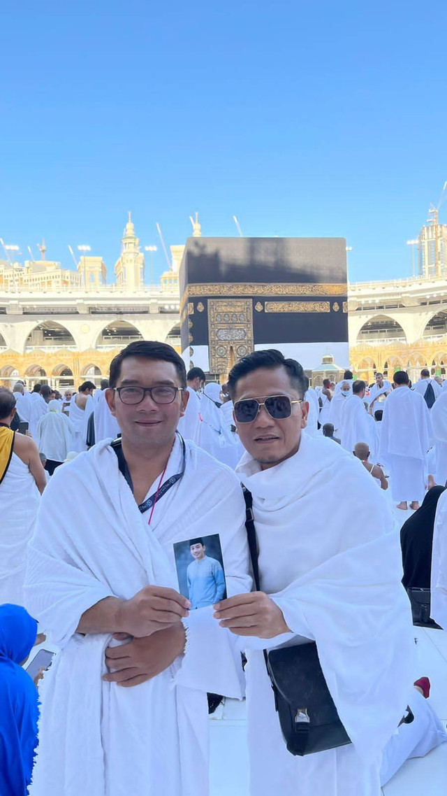 Momen Ridwan Kamil doakan Eril di depan Ka'bah, dipimpin Gus Miftah. Foto: Gus Miftah