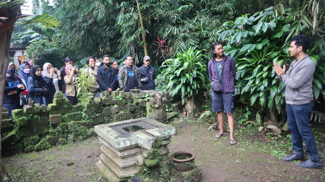 "Yoni" pada Situs Cndi Ngadisari. Sumber : Dokumentsi pribdi kegitan lawatan besar organisasi Expedisi Sejarah Indonesia Universitas Negeri Semarang (EXSARA UNNES) tahun 2022.