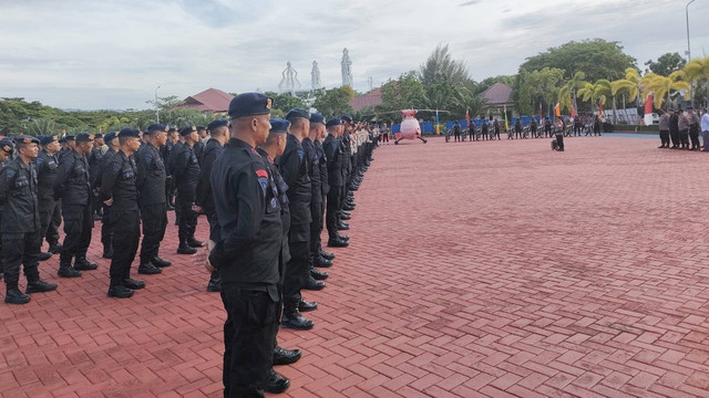 Menjelang pelantikan Pj Gubernur Aceh Achmad Marzuki di DPRA pada Rabu (6/7) besok, Polda Aceh menggelar apel pasukan pengamanan di halaman Mapolda Aceh, Selasa (6/7) sore. Foto: Dok. Polda Aceh