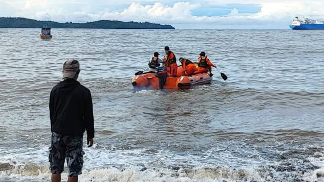Tim Basarnas saat melakukan pencarian seorang pemuda yang hanyut usai terjun dari dermaga ke laut untuk mengambil alat pancingnya yang terjatuh. (foto: humas basarnas manado)