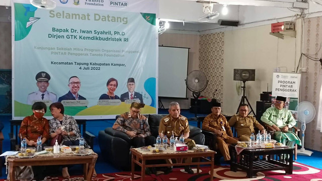 Kemendikbudristek meninjau Program PINTAR Penggerak yang bekerja sama dengan Tanoto Foundation di SD Negeri 019 Tapung, Kampar, Riau, Senin (4/7/2022). Foto: Annisa Thahira Madina/kumparan