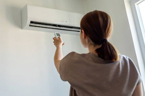 Ilustrasi mengatur kode remote AC Chunghop. Foto: Unsplash.com