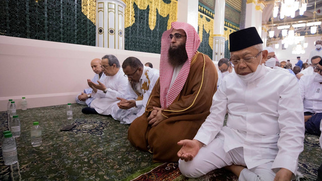 Wapres Ma'ruf Amin berziarah di Masjid Nabawi, Madinah, Selasa (5/7/2022). Foto: Twitter/@wmngovsa