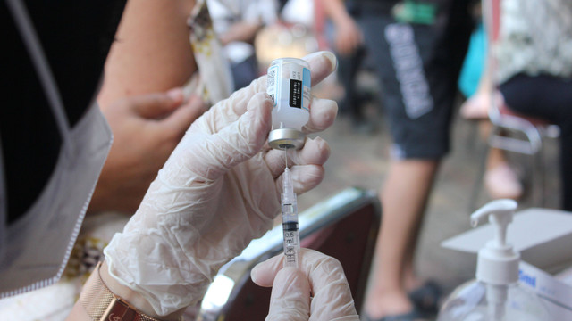 Petugas kesehatan menyiapkan vaksin COVID-19 dosis penguat (booster) di kawasan IRTI Monas, Jakarta, Selasa (5/7/2022).  Foto: Agha Yuninda/ANTARA FOTO