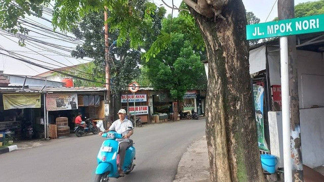 Jalan Raya Bambu Apus yang kini berubah menjadi Jalan Mpok Nori - diambil dari nama tokoh seniman Betawi.