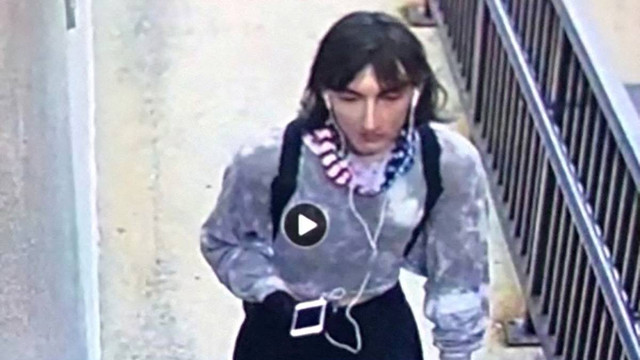 Rekaman pengawasan menunjukkan seseorang yang polisi yakini sebagai Robert (Bob) E. Crimo III, orang yg terlibat dalam penembakan massal yang terjadi pada parade Empat Juli di pinggiran Chicago Highland Park, Illinois , AS, Senin (4/7/2022). Foto: Highland Park Police Department/Handout via Reuters