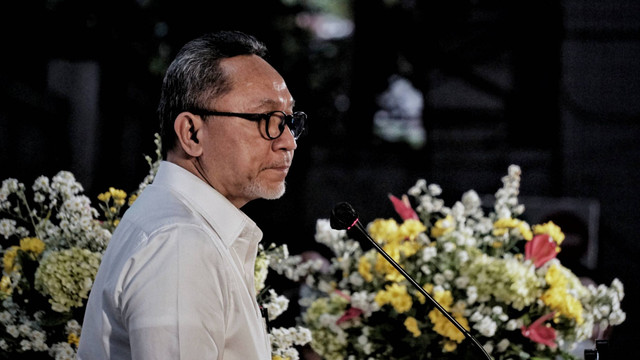Menteri Perdagangan Zulkifli Hasan meresmikan peluncuran produk minyak goreng Minyakita di Kementerian Perdagangan, Jakarta, Rabu (6/7/2022). Foto: Jamal Ramadhan/kumparan
