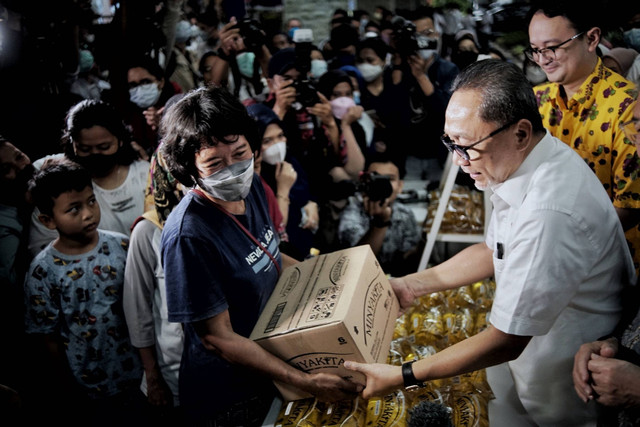 Mendag Zulkifli Hasan melayani warga yang membeli minyak goreng Minyakita di Kementerian Perdagangan, Jakarta, Rabu (6/7/2022). Foto: Jamal Ramadhan/kumparan