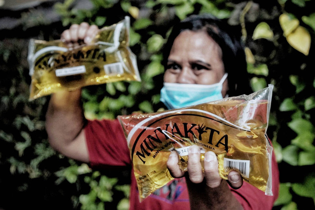 Warga membeli minyak goreng Minyakita di Kementerian Perdagangan, Jakarta, Rabu (6/7/2022). Foto: Jamal Ramadhan/kumparan