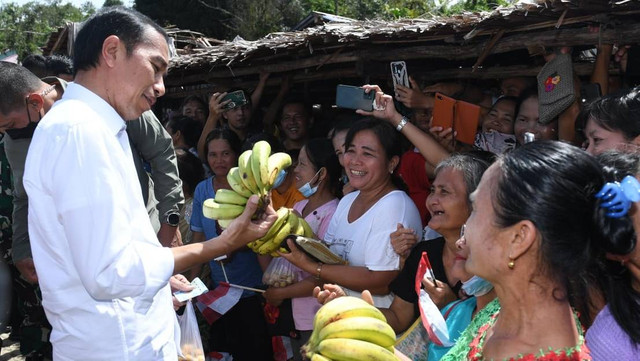 Presiden Jokowi mengunjungi Pasar Alasa, Nias Utara, Rabu (6/7/2022). Foto: Kris /Biro Pers Sekretariat Presiden
