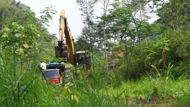 Salah satu alat berat sedang mengeruk material di tebing tepi sungai Pabelan yang menurut warga baru sekitar sebulan ini beroperasi. Foto: Widi RH Pradana