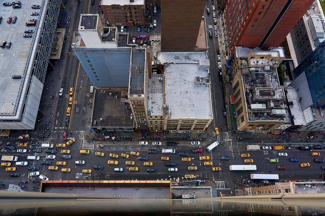 photo by BeansandSausages from https://pixabay.com/id/photos/new-york-jalan-jalan-lalu-lintas-5265414/