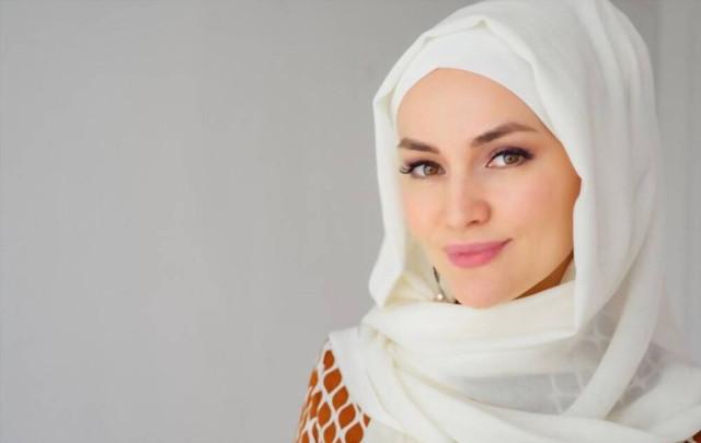 Foto diambil dari shutterstock dengan link https://www.shutterstock.com/id/image-photo/portrait-beautiful-young-muslim-arabian-woman-1453527851