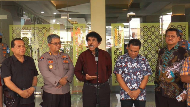 John S Keban, tokoh masyarakat NTT, memberikan keterangah pers di Polda DIY, Rabu (6/7/2022). Foto:  Polda DIY