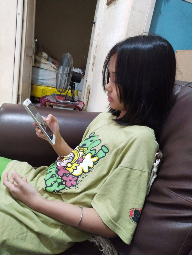Sumber foto: koleksi pribadi penulis. "Gawai sebagai teman bagi anak zaman now"