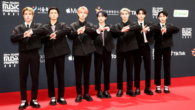 Boy band ENHYPEN menghadiri Mnet Asian Music Awards 2021 (MAMA 2021) pada 11 Desember 2021 di Paju, Korea Selatan. Foto: Chung Sung-Jun/Getty Images