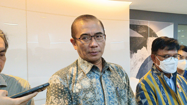 Ketua KPU Hasyim Asy'ari bersama Menkominfo Johnny G Plate. Foto: Aprilandika Pratama/kumparan