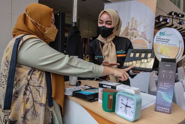 Petugas melayani warga yang akan menabung emas di gerai Gadai Emas dan Cicil Emas BSI di Pasar Mayestik, Kebayoran Baru, Jakarta, Rabu (6/7/2022). Foto: Muhammad Adimaja/ANTARA FOTO