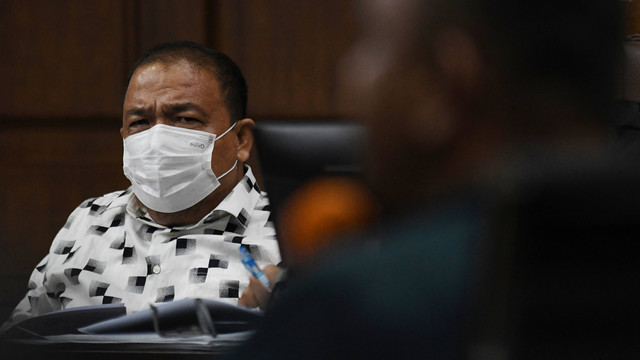 Terdakwa Bupati Nonaktif Langkat Terbit Rencana Perangin Angin menyimak keterangan saksi dalam sidang lanjutan kasusnya di Pengadilan Tipikor, Jakarta, Rabu (6/7/2022). Foto: Aditya Pradana Putra/ANTARA FOTO