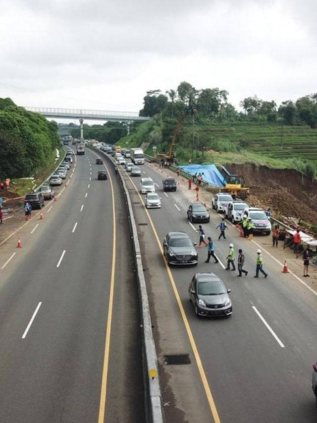 Rekayasa lalu lintas di lokasi penanganan longsor Tol Cipularang Km 118. Foto: Dok. Jasamarga