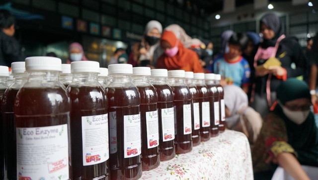 Eco-enzyme sendiri merupakan cairan serba guna yang dibuat dengan cara fermentasi dari kulit buah, sisa sayuran, gula merah atau molase dan air. (Dok. Dompet Dhuafa)