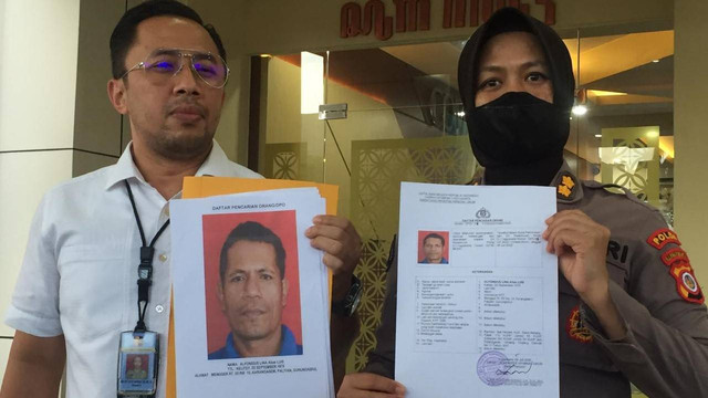 Dir Reskrimum Polda DIY  Kombes Pol Ade Ary Syam Indradi (kiri) saat menunjukkan salah satu foto tersangka kasus kericuhan di Babarsari Sleman, Rabu (6/7/2022). Foto: Maria Wulan/Tugu Jogja