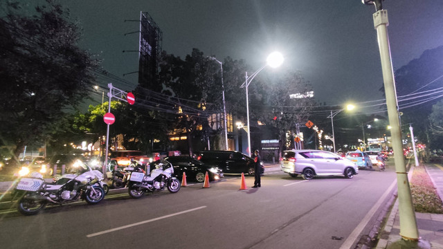 Arus lalu lintas di kawasan Senopati, Jakarta Selatan, Rabu (6/7/2022) malam. Foto: Jonathan Devin/kumparan