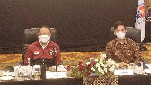 Menteri Pemuda dan Olahraga, Zainudin Amali bersama Ketua Inaspoc, Gibran Rakabuming Raka (kanan) dalam rapat koordinasi ASEAN Para Games 2022 di Hotel Sunan, Minggu (16/06/2022). FOTO: Agung Santoso