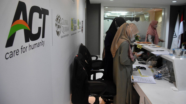 Pegawai beraktivitas di kantor Aksi Cepat Tanggap (ACT), Menara 165, Jakarta, Rabu (6/7/2022). Foto: Indrianto Eko Suwarso/Antara Foto