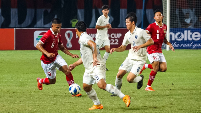 Pertandingan Timnas Indoneia U-19 melawan Thailand pada laga Grup A Piala AFF U-19 di Stadion Patriot Chandrabhaga, Bekasi, Jawa Barat, Rabu (6/7/2022).
 Foto: Iqbal Firdaus/kumparan