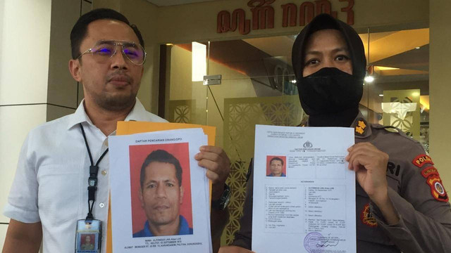 Dir Reskrimum Polda DIY Kombes Pol Ade Ary Syam Indradi, menunjukkan foto salah seorang tersangka kericuhan Babarsari, Rabu (6/7/2022). Foto: Maria Wulan/Tugu Jogja