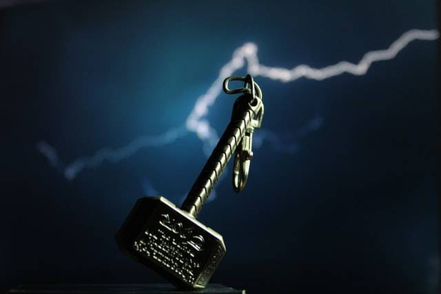 Ilustrasi urutan film Thor dari yang pertama hingga terbaru, sumber foto Manuel Salinas on Unsplash