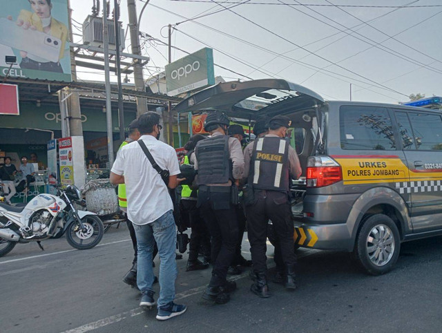 Jemput Paksa Tersangka Pencabulan Santri di Jombang, Anggota Brimob Terluka
