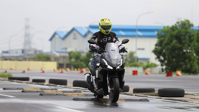Test ride Honda ADV 160 di Astra Honda Motor Safety Riding & Training Center, Cikarang (6/7/2022). Foto: AHM