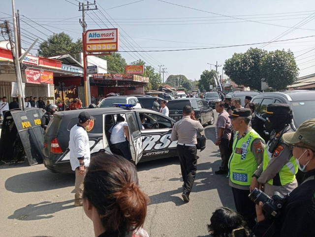 Upaya Jemput Paksa Tersangka Pencabulan Santri di Jombang, 2 Mobil Masuk Ponpes