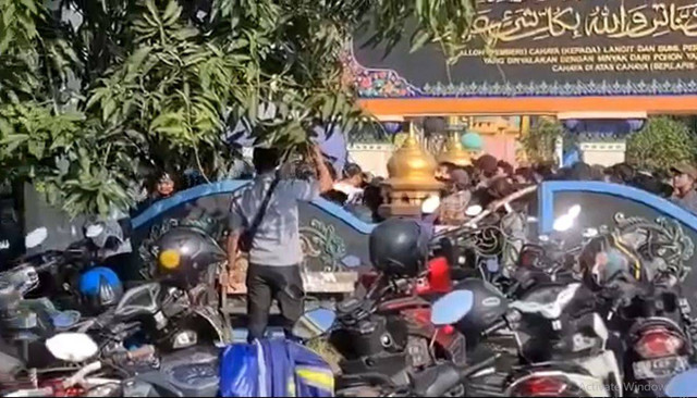Jemput Paksa MSAT di Pondok Ploso, Kasat Reskrim Jombang Disiram Air Panas