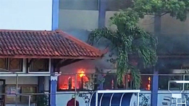 Kebakaran di Gedung FKIP UNS Solo, Kamis (07/07/2022). FOTO: Dok Istimewa