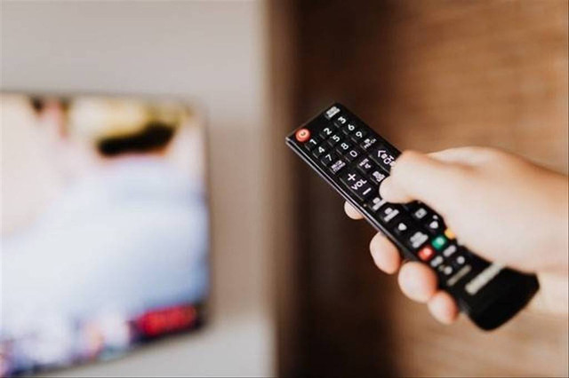 Ilustrasi memasukkan kode remot TV Sharp tabung. Foto: Karolina Grabowska/Pexels