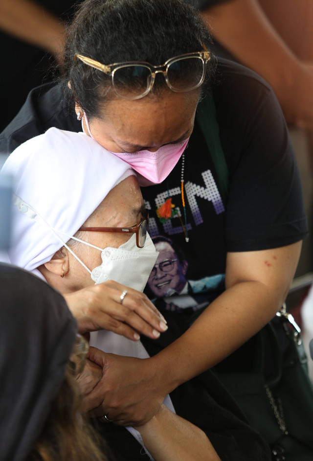 Keluarga dan kerabat menangis  saat prosesi pemakaman Musisi Legendaris Bob Tutupoly di Tempat Pemakaman Umum (TPU) Tanah Kusir, Jakarta Selatan, Kamis, (7/7/2022). Foto: Ronny
