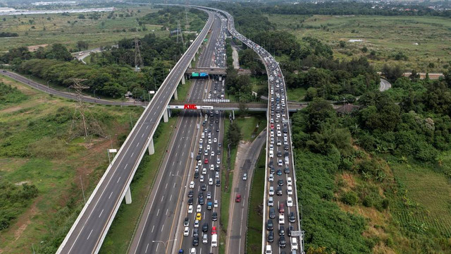 Sejumlah kendaraan memadati ruas jalan tol Jakarta-Cikampek kilometer 47 dan Jalan Layang Mohammed Bin Zayed (MBZ) di Karawang, Jawa Barat, Jumat (29/4/2022). Foto: M Risyal Hidayat/ANTARA FOTO