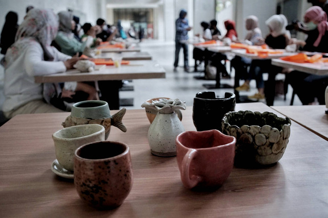 Hasil kerajinan keramik yang dibuat para peserta workshop di Selasar Gedung Panjang Taman Ismail Marzuki, Jakarta, Kamis (7/7/2022). Foto: Jamal Ramadhan/kumparan