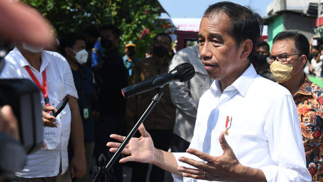 Presiden Jokowi saat meninjau bedah rumah di Belawan, Medan. Foto: Kris/Biro Pers Sekretariat Presiden